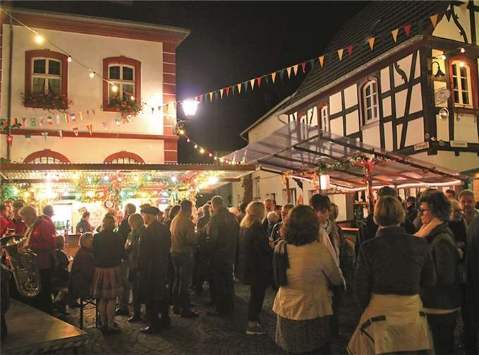 Bis in den späten Montagabend waren die Buden und Stände rund um das barocke Rathaus von Gästen umlagert.