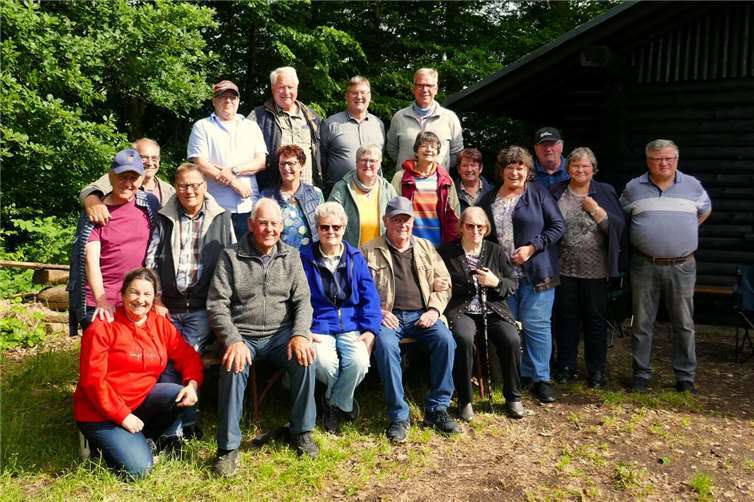 Bis in die Abendstunden hinein wurden zahlreiche Volks- und Heimatlieder geschmettert und zwischendurch die ein oder andere lustige Geschichte aus vergangener Zeit erzählt. Foto: privat