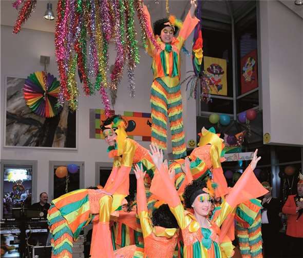 Bis in die Saaldecke reichte die Pyramide der Cherry Pins vom Möhnen- club Mühlheim.