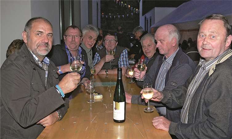 Bis in die späten Abendstunden ließen sich die Weinfreunde den leckeren Moselwein in allen Varianten schmecken.TE