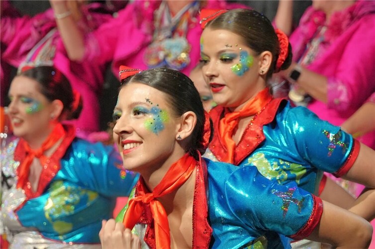 Bis ins kleinste Detail: Tolle Kostüme, aufwendige Schminke und ein Flugzeug als Ohrstecker hoben 20 Flotte Feger.