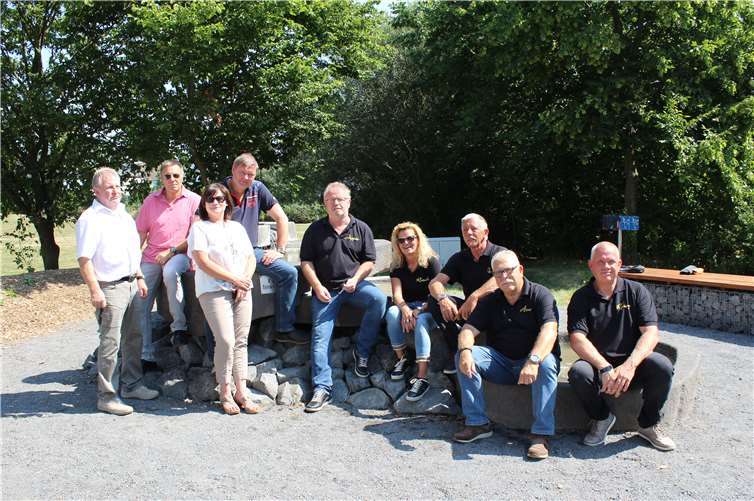 Bis ins nächste Jahr werden sich (v.l.) H. P Siewert, Peter Drechsler, Petra Drefs, Vorsitzender Jürgen Drefs, Ortsvorsteher K. J. Weber, Claudia Bohse, H. P. Sesterhenn, Arne Dybionka und Ronny Bohse um den Brunnen samt Anlage kümmern.privat