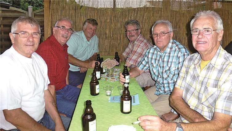 Bis spät in den Abend saßen die Nachbarn zusammen und fühlten sich sehr wohl. privat