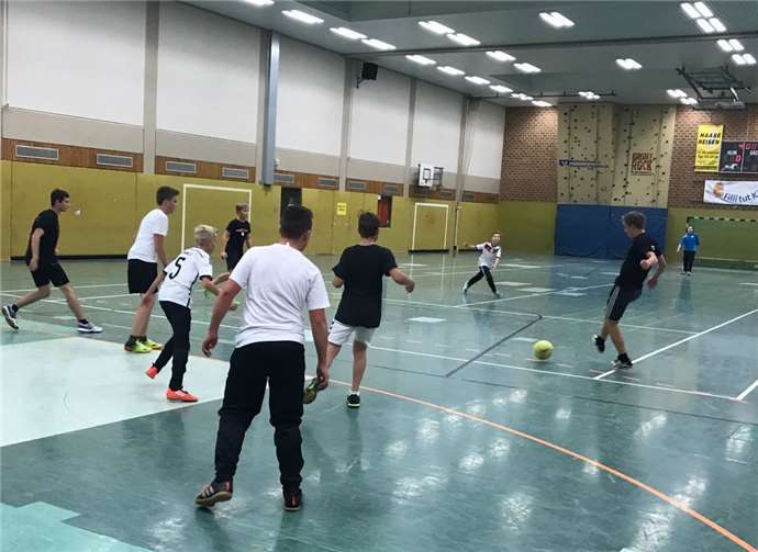 Bis spät in die Nacht kickten die Jugendlichen.privat