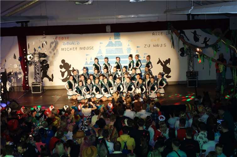 Bis spät in die Nacht wurde bei der Prunksitzung im vollen Saal gefeiert.