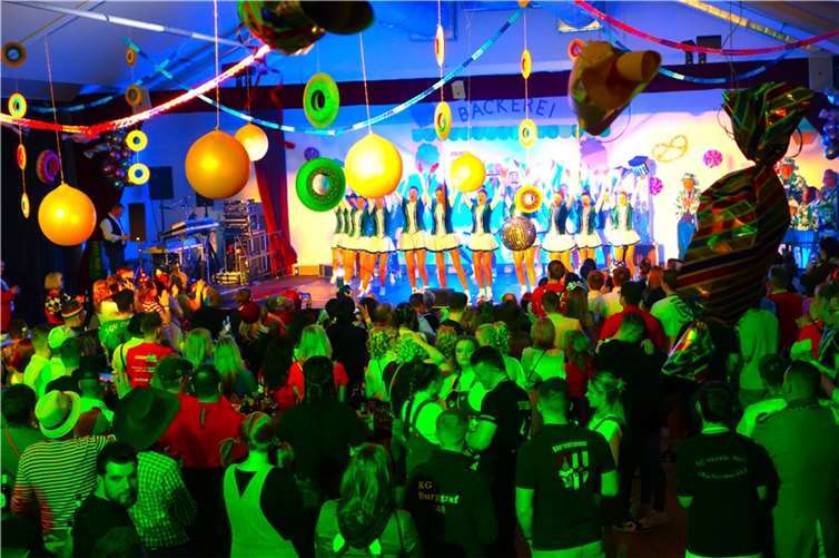 Bis spät in die Nacht wurde bei guter Stimmung im vollen Saal gefeiert.