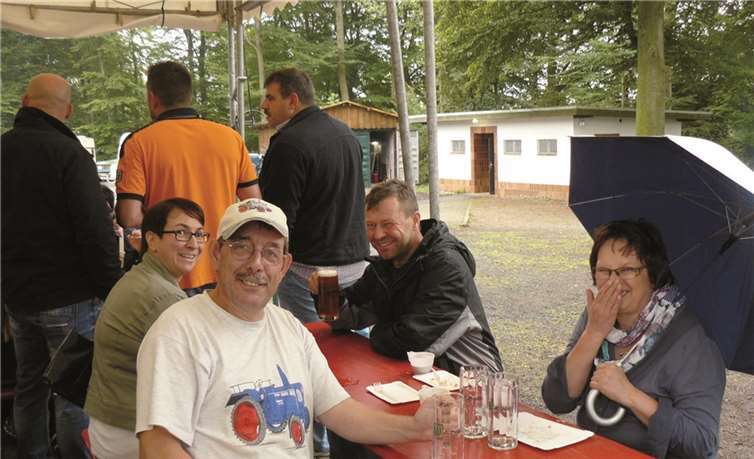 Bis spät in die Nacht wurde man gut bewirtet.