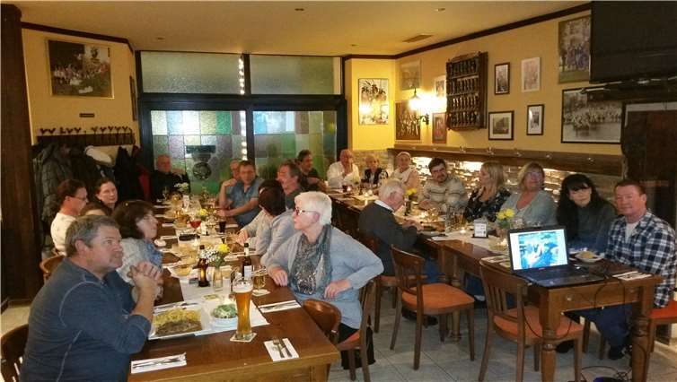 Bis tief in die Nacht saßen alle Nachbarn fröhlich zusammen.