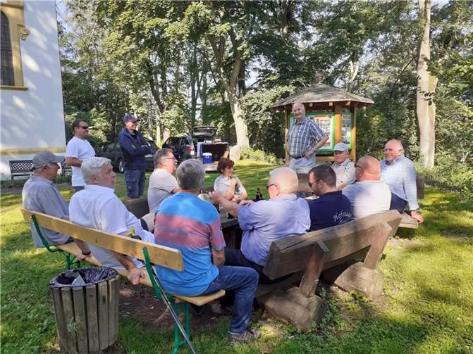 Bis tief in die Nacht schwelgten sie in vergangenen Erinnerungen, diskutierten aber auch über aktuelle Themen der Karnevalsgesellschaft.Foto: privat