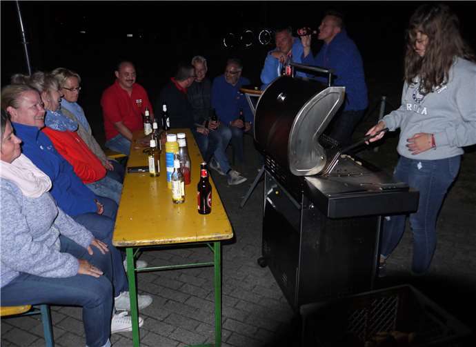 Bis tief in die Nacht war es am Grill gemütlich.