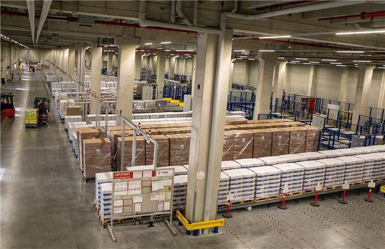 Ein starker Partner bringt den kleinen Goldbären zu den Kindern in aller Welt Bis zu 100.000 Paletten mit leckeren Haribo-Produkten finden Platz im riesigen Zentrallager.Fotos:JOST