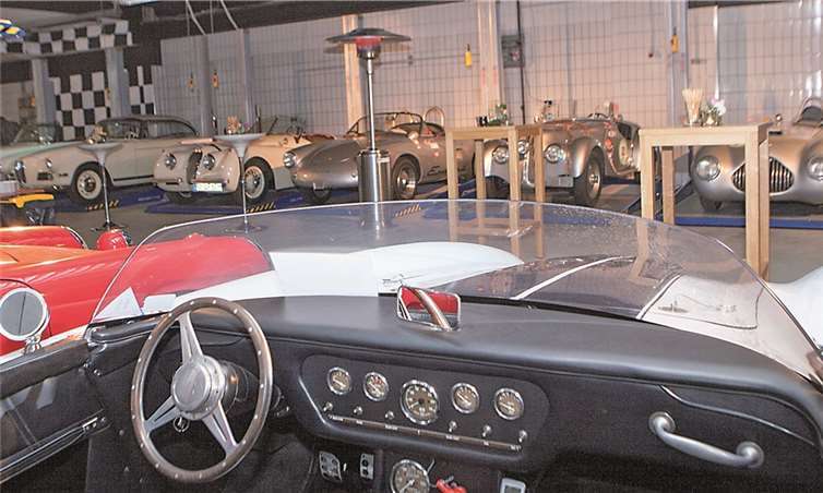 Bis zu 120 Oldtimer haben im Oldtimer Centrum Bonn Platz. Das erste Oldtimerhotel in der Region eröffnete am Wochenende in Meckenheim Industriepark Kottenforst.JOST