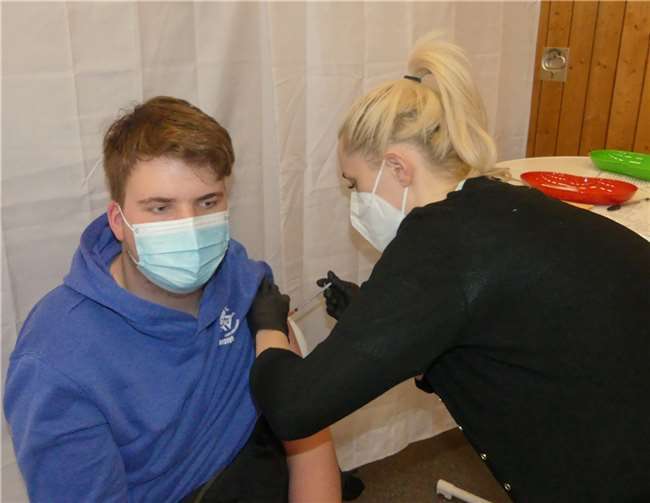 Bis zu 300 Personen können am Tag in der der Bremmer Sporthalle, Auf Cales 27, eine Corona-Schutzimpfung erhalten.