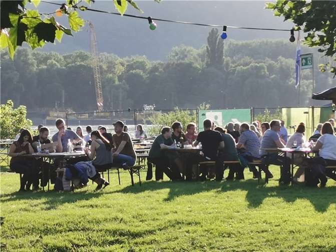 Bis zu 500 Leuten waren pro Veranstaltungsabend zugelassen, diese genossen die Abend am Rhein und das Angebot der Winzer.