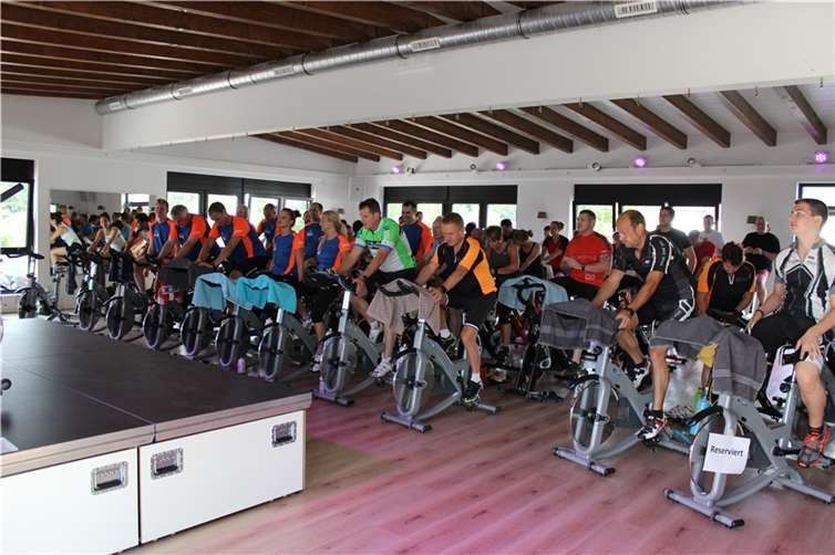 Bis zu 80 TeilnehmerInnen treten stündlich, unterstützt von erfahrenen Trainern, in die Pedale. privat