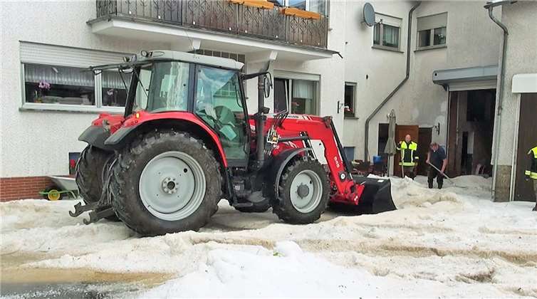 Bis zu einem halben Meter hoch lagen die Hagelkörner - 15 Minuten dauerte das Unwetter. Winkler TV