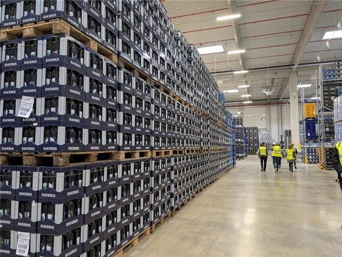 Bis zu vier Paletten übereinander können im Lager gestapelt werden.