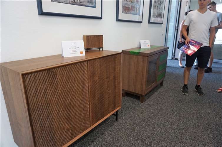 Bis zum 28. Juli können im Raiffeisen-Finanzcenter die Gesellenstücke der erfolgreichen Tischler bewundert werden.