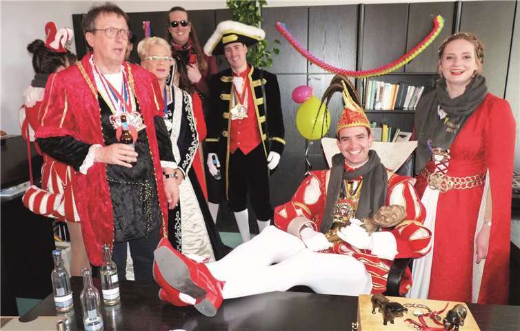 Bis zum Aschermittwoch regiert das Mendiger Prinzenpaar nun auch in der Verbandsgemeindeverwaltung.