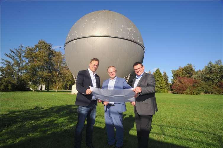 Bis zum Baubeginn wird es noch dauern, aber die Pläne für die Photovoltaikanlage an der Gaskugel in der Hafenstraße sind fertig. SWN-Geschäftsführer Stefan Herschbach, OB Jan Einig und SWN-Geschäftsfeldleiter Thomas Kill freuen sich, dass mit der Anlage der Strom für die Wasserpumpen erzeugt werden kann. Schade, dass nicht die komplette Fläche genutzt werden kann, da sie im Wasserschutzgebiet liegt. Foto: privat