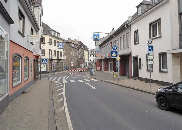 Bis zum Corso-Kino ist die Koblenzer Straße befahrbar. Dann kann der Verkehrsteilnehmer links auf die Alleestraße abbiegen.