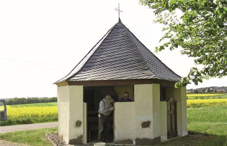 Bis zum Dreifaltigkeitstag erstrahlt die Kapelle wieder in neuem Glanz.