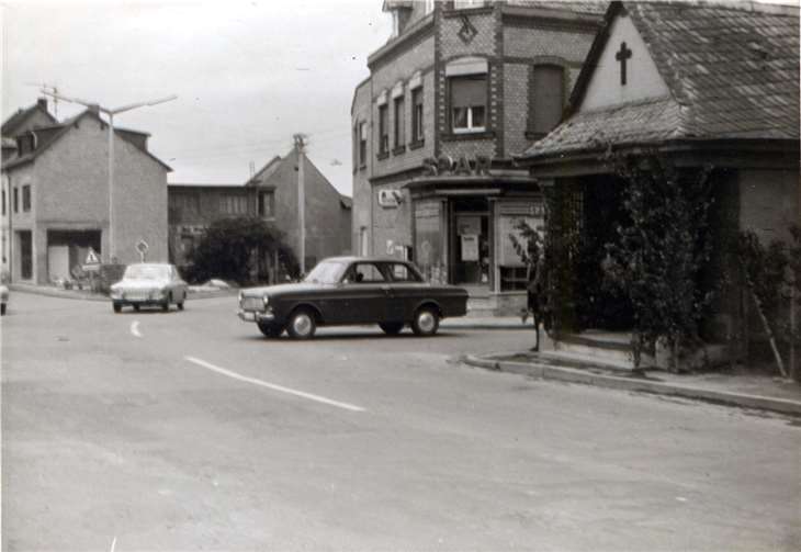 Bis zum Jahr 1972 befand sich am Ortseingang in Kärlich im Einmündungsbereich der Rheinstraße zur Clemensstraße das sogenannte „Burgheiligenhäuschen“.