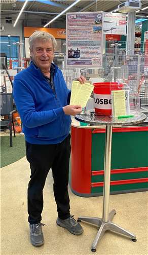 Bis zum Jahresende unter www.roehrig-forum.de noch ständig aktualisierte Ticket-Verlosungen der „Kulturbühne im Baumarkt“. Hier Hans Peter Röhrig bei einer Gewinnziehung.  Quelle: röhrig