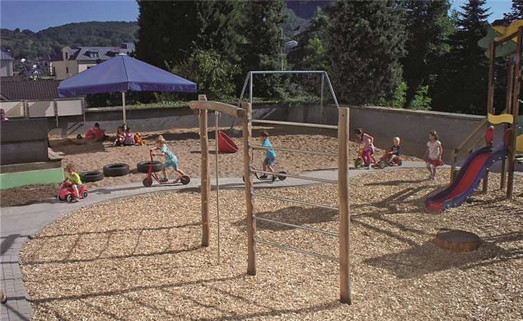 Bis zum Mittag war es geschafft: Die Sand- und Holzberge waren verschwunden und der Spielplatz sah richtig toll aus, fanden alle, Groß und Klein.
