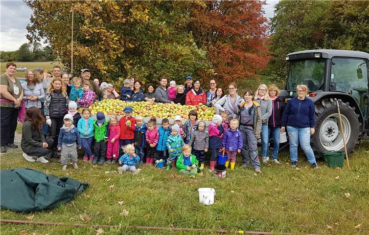 Bis zum Mittag wurden über zwei Tonnen Äpfel gesammelt.privat