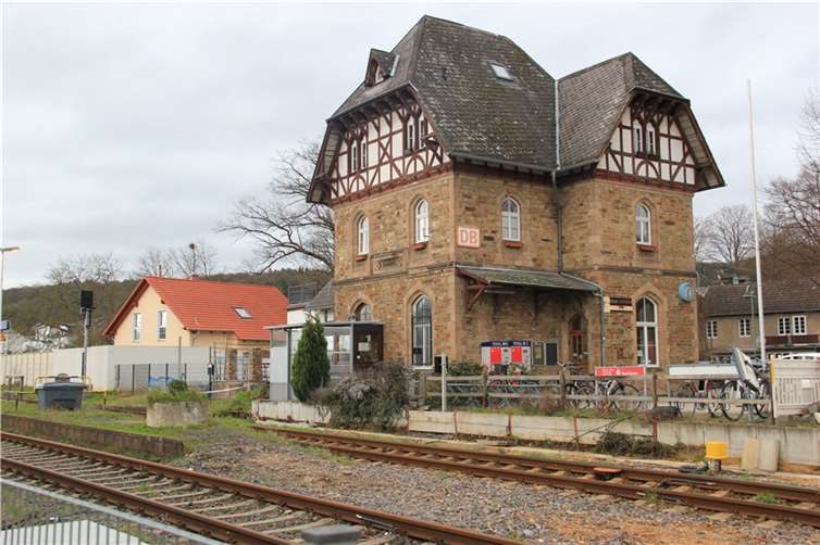 Bis zum Sommer sollen am Bad Bodendorfer Bahnhof die neuen Bahnsteige entstehen. Auch die Schrankenanlage wird neu gestaltet.  Foto: GS