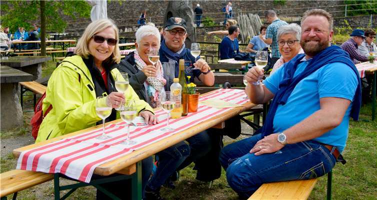 Bis zum Sonnenuntergang konnten die Gäste durchdie bekannten Dernauer und Marienthaler Lagen auf demRotweinwanderweg schlendern und Ahrweine verkosten.