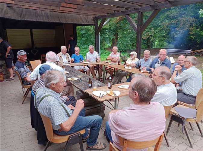 Bis zum frühen Abend wurde gesungen und gelacht.  Foto: privat