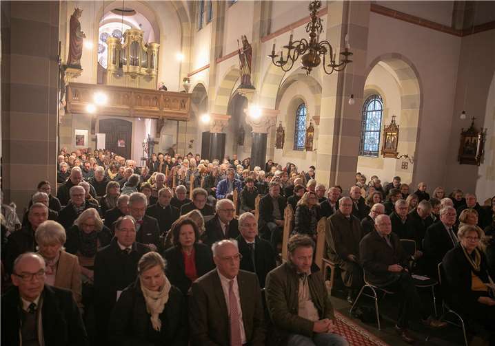 Bis zum letzten Platz besetzt war die Pfarrkirche in Ollheim beim Orgelkonzert zum Auftakt des Festivals OrgelKultur im Rhein-Sieg-Kreis.Fotos: JOST