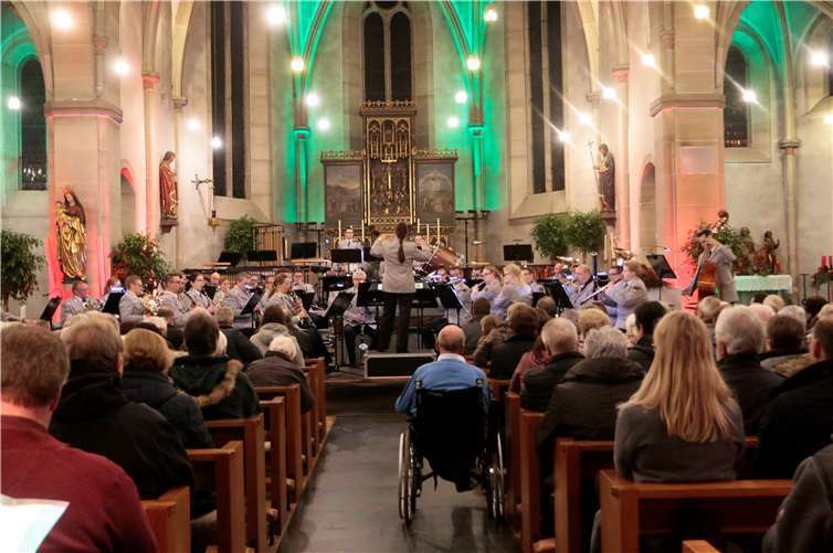 Bis zum letzten Platz war die Kirche beim Weihnachtsspenden-Konzert besetzt.  -SES-