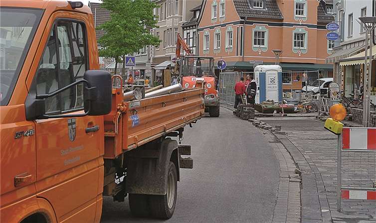 Bis zum letzten Tag vor der Eröffnung der Hauptstraße für den Durchgangsverkehr herrschte rege Bautätigkeit.