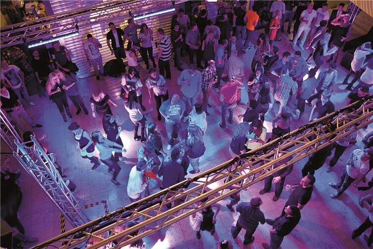 Bis zum nächsten Morgen wurde getanzt und gefeiert.