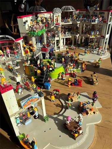 Bis zur Wiedereröffnung der Stadthalle lohnt sich bereits jetzt ein Blick auf die Playmobil-Präsentation von außen. Sie macht deutlich: In der Stadthalle Haus Mons Tabor wird nicht nur gearbeitet, sondern auch schon wieder mit Freude an die kommende Zeit gedacht.