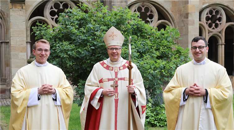 Bischof Ackermann (Mitte) mit den Neupriestern Christian Kossmann (l.) und Stephan Schmidt. Foto: Bistum Trier/H. Thewalt