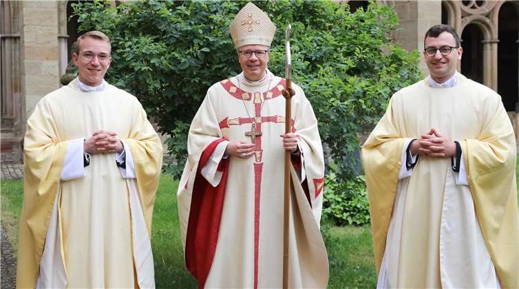 Bischof Ackermann (Mitte) mit den Neupriestern Christian Kossmann (li.) und Stephan Schmidt. Quelle: Bistum Trier/H. Thewalt