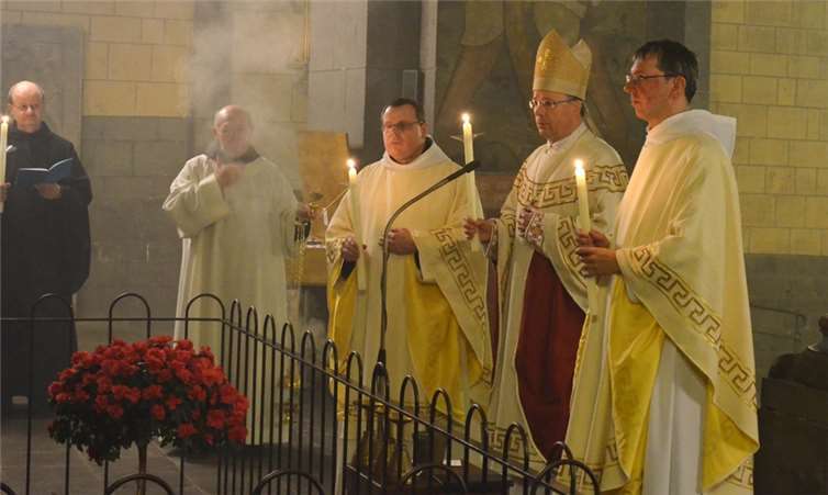 Bischof Ackermann feiert mit der Ordensgemeinschaft der Benediktiner von Maria Laach und vielen Gläubigen den Gottesdienst am Festtag zur Darstellung des Herrn und zugleich den Abschluss des „Jahres der Orden“. privat