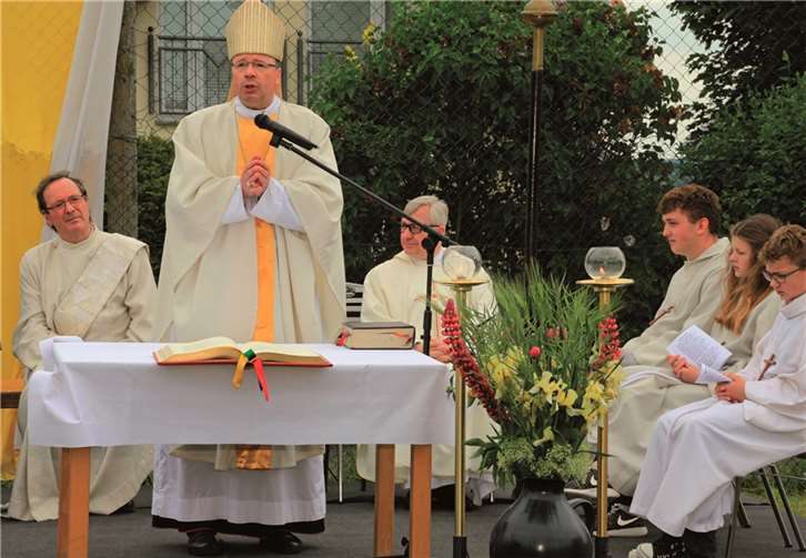 Bischof Ackermann feierte den Freiluftgottesdienst in Gappenach mit Pfarrer Guido Lacher (r.) und Diakon Bernhard Wiegand.E. Bell