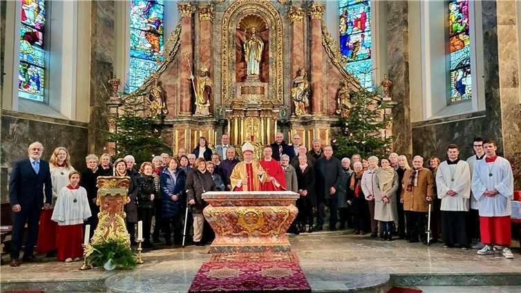 Bischof Ackermann mit dem Projektchor. Foto: privat