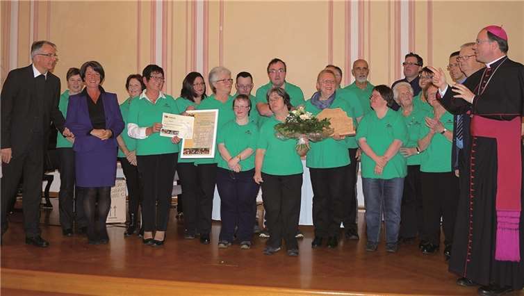 Bischof Ackermann mit den Gewinnern des diesjährigen DJK-Ethikpreises. privat