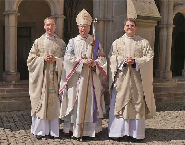 Bischof Ackermann mit den Neupriestern Peter Zillgen (li.) und Johannes Kerwer.privat