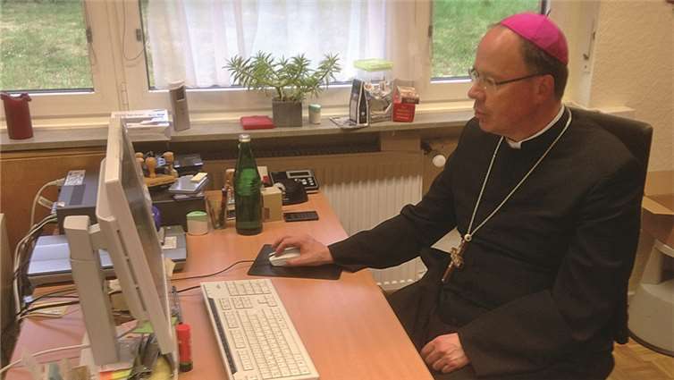 Bischof Ackermann surft auf der neuen Homepage des X-ground.privat