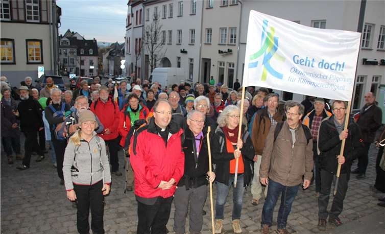 Bischof Ackermann, vorne rote Regenjacke, kommt gemeinsam mit den Pilgern an der Pfarrkirche St. Martin und Severus in Münstermaifeld an.privat
