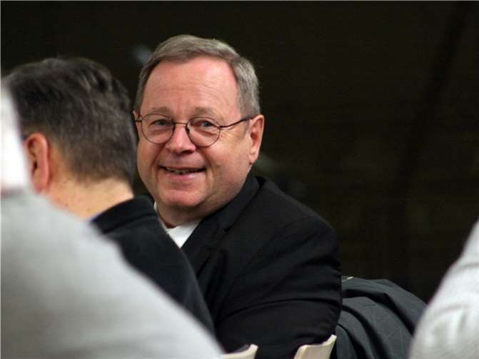 Bischof Bätzing gesellt sich vor seinem Vortrag zu den Gästen im Koblenzer Klangraum.  Foto: Bistum Trier/Julia Fröder
