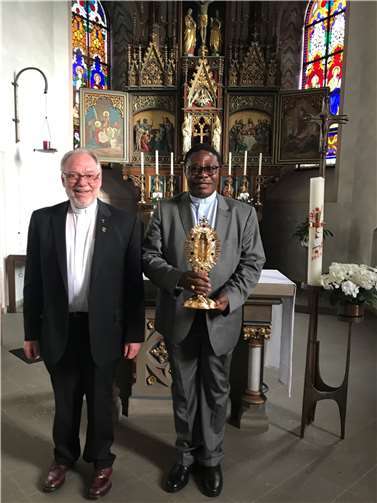 Bischof Bruno Ateba aus Kamerun zu Besuch Bischof Bruno Ateba empfand es auch als besondere Würdigung, dass er die Reliquienmonstranz des Heiligen Sebastian in Händen halten durfte.Foto: privat