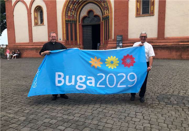 Bischof Dr. Bätzing und Minister Lewentz vor dem Limburger Dom.Foto: MdI RLP